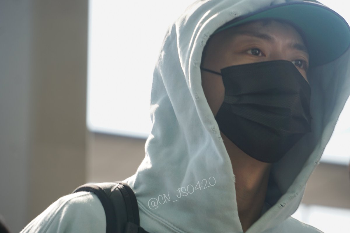 CN_JS0420's tweet photo. 2024.11.15 인천출국

#イ・ジョンシン 
#ジョンシン 
#이정신 
#CNBLUE 
#씨엔블루 https://t.co/hEmVz8Mcqj