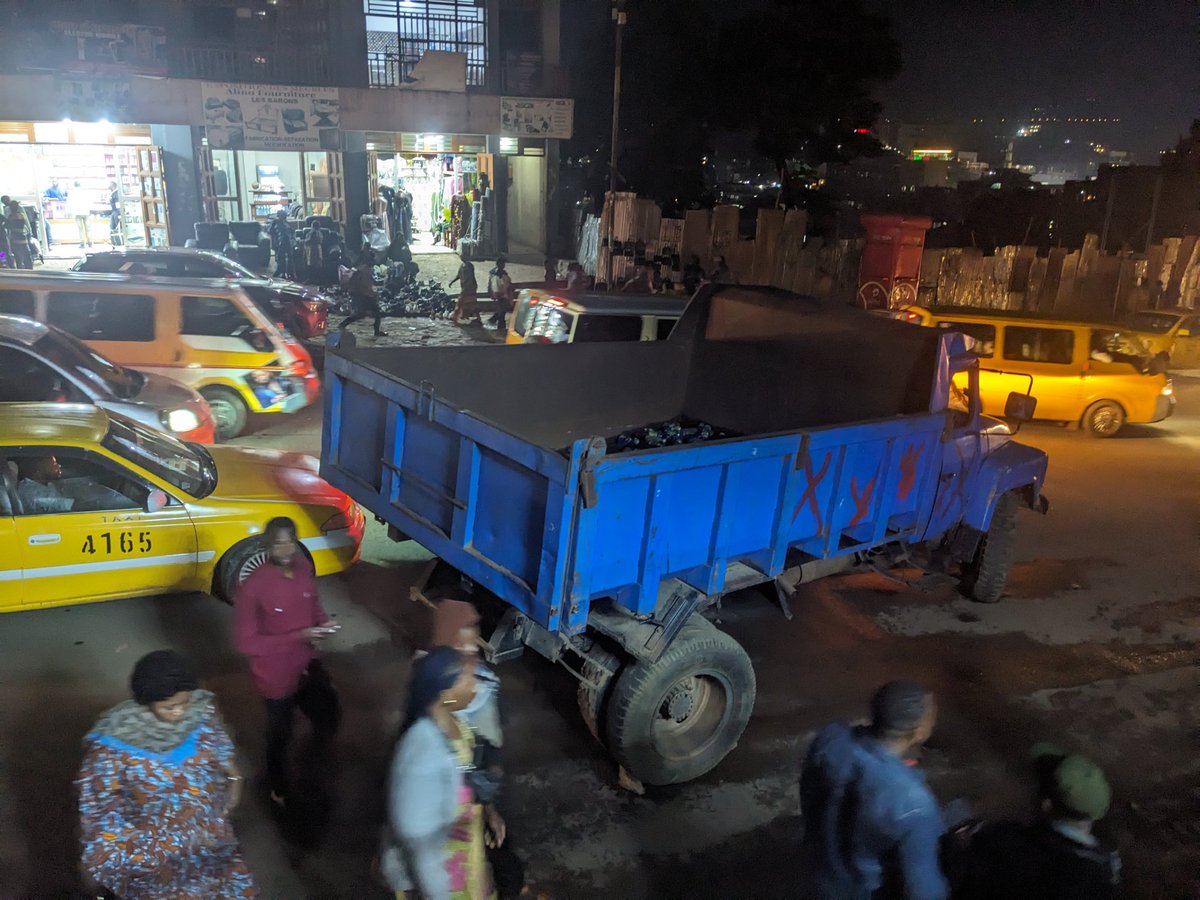 etiennemulindwa's tweet photo. Chers @GouvSudkivu, mairie de Bukavu et Bourgmestres, ce camion est tombé en panne sur la principale artère PE LUMUMBA de #Bukavu depuis des semaines. Le robot Roulage sur la même artère a été congé depuis plus d'un mois. Difficile d'arranger tout ça? @Bukavuonline #CONSTRUISONS https://t.co/Lv4CbRqOOd