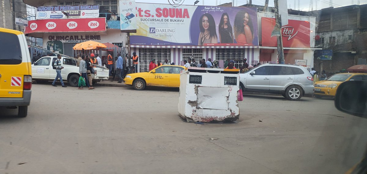 etiennemulindwa's tweet photo. Chers @GouvSudkivu, mairie de Bukavu et Bourgmestres, ce camion est tombé en panne sur la principale artère PE LUMUMBA de #Bukavu depuis des semaines. Le robot Roulage sur la même artère a été congé depuis plus d'un mois. Difficile d'arranger tout ça? @Bukavuonline #CONSTRUISONS https://t.co/Lv4CbRqOOd