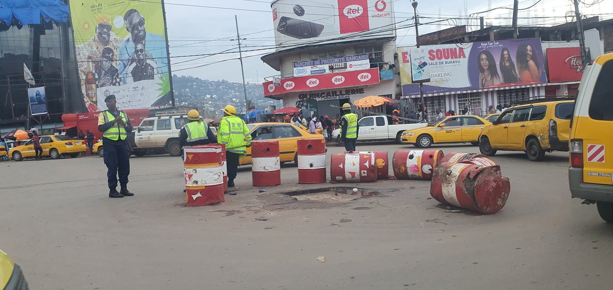 etiennemulindwa's tweet photo. Chers @GouvSudkivu, mairie de Bukavu et Bourgmestres, ce camion est tombé en panne sur la principale artère PE LUMUMBA de #Bukavu depuis des semaines. Le robot Roulage sur la même artère a été congé depuis plus d'un mois. Difficile d'arranger tout ça? @Bukavuonline #CONSTRUISONS https://t.co/Lv4CbRqOOd