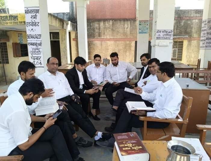 नरेश भाई के लिए वकीलों कि टीम निवाई में पहुंच चुकी हैं 
सारी टीम मौजूद हैं आपकी फिक्र करने के लिय निश्चिंत रहें 🙏🙏🙏🙏 भगत सिंग के लिए वकील भाइयों का काफिला
#nareshmeena