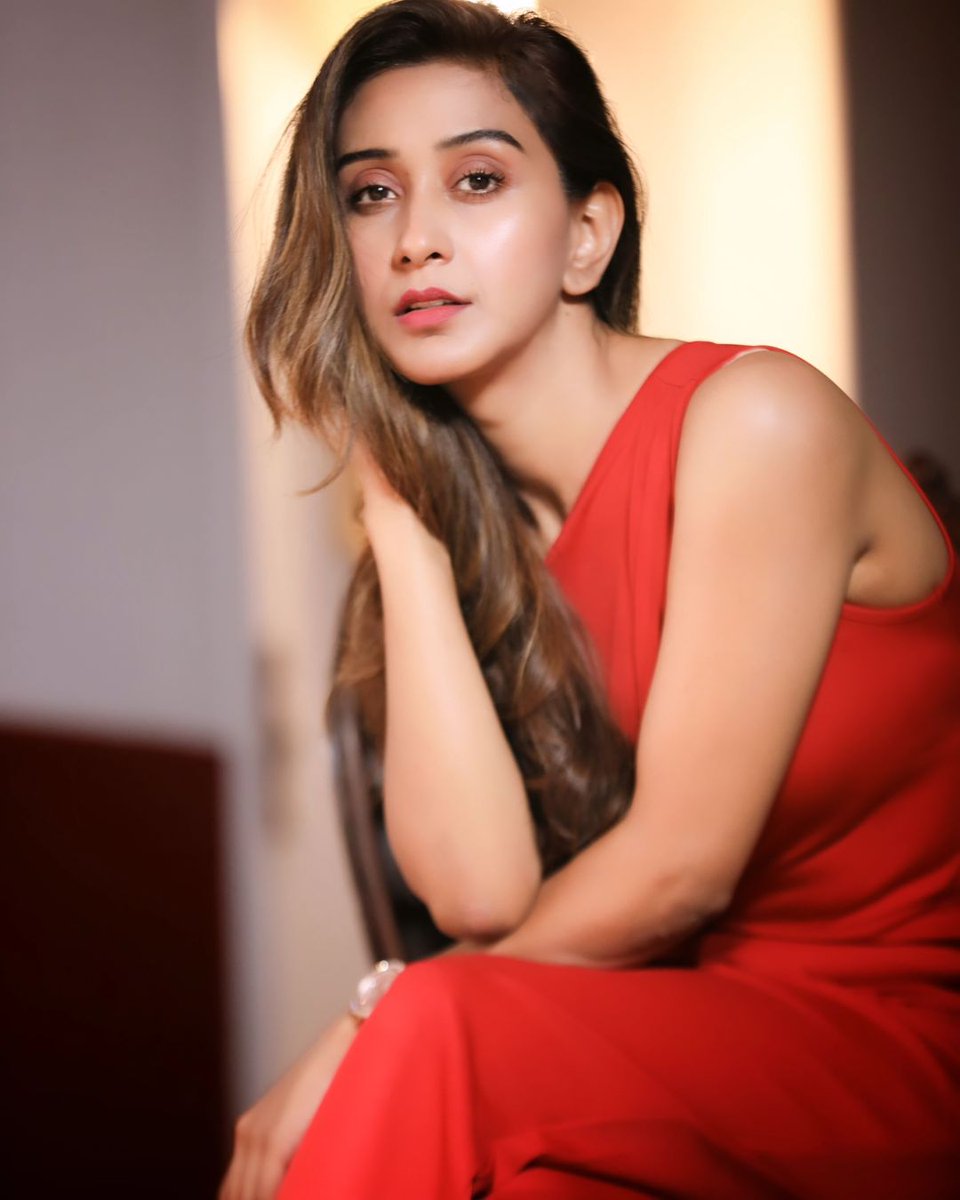 Chittaramedia's tweet image. A splash of red, a whole lot of charm ..#saathvikarao

  #saathvika #boldinred #photoshoot #latest #Chittara #sandalwood
