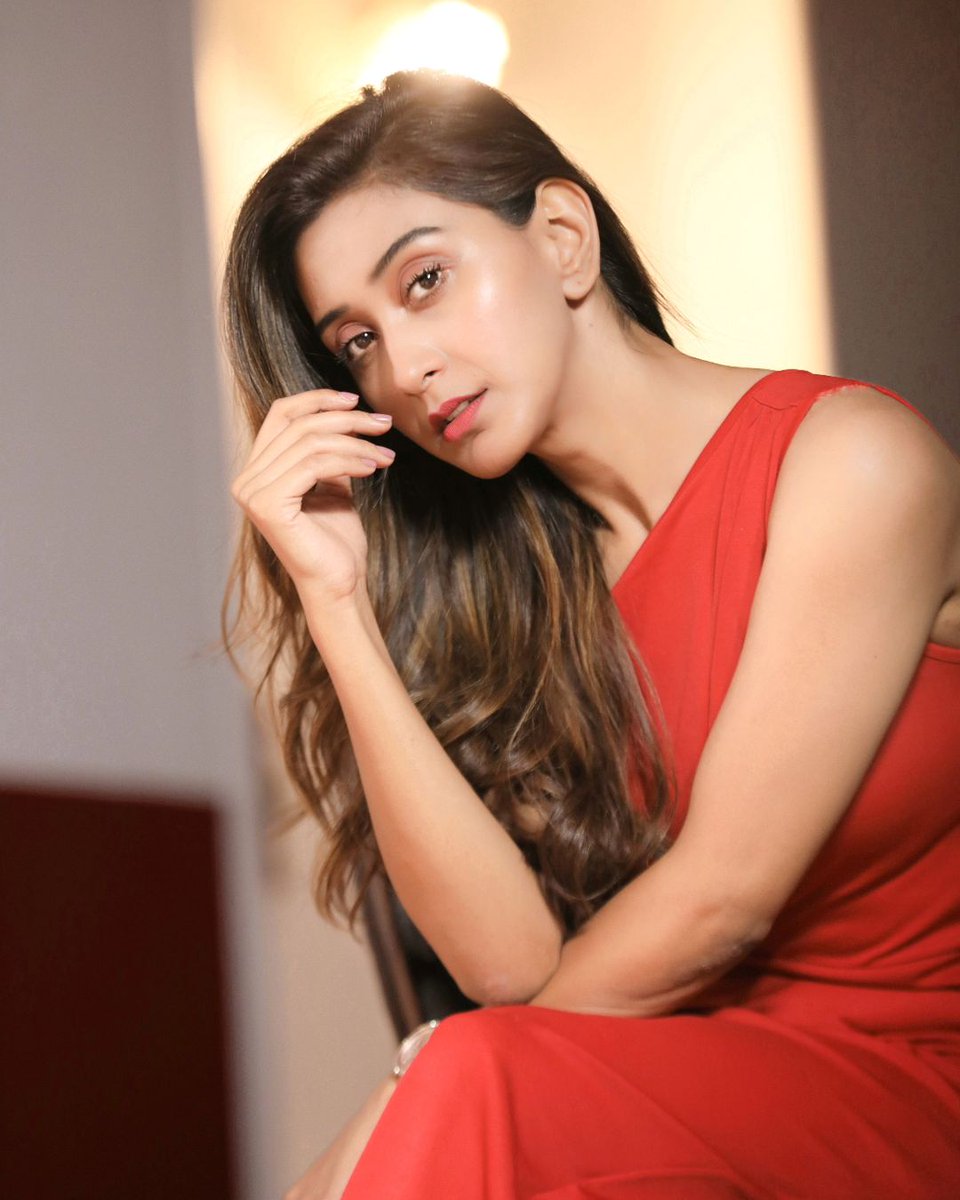 Chittaramedia's tweet image. A splash of red, a whole lot of charm ..#saathvikarao

  #saathvika #boldinred #photoshoot #latest #Chittara #sandalwood