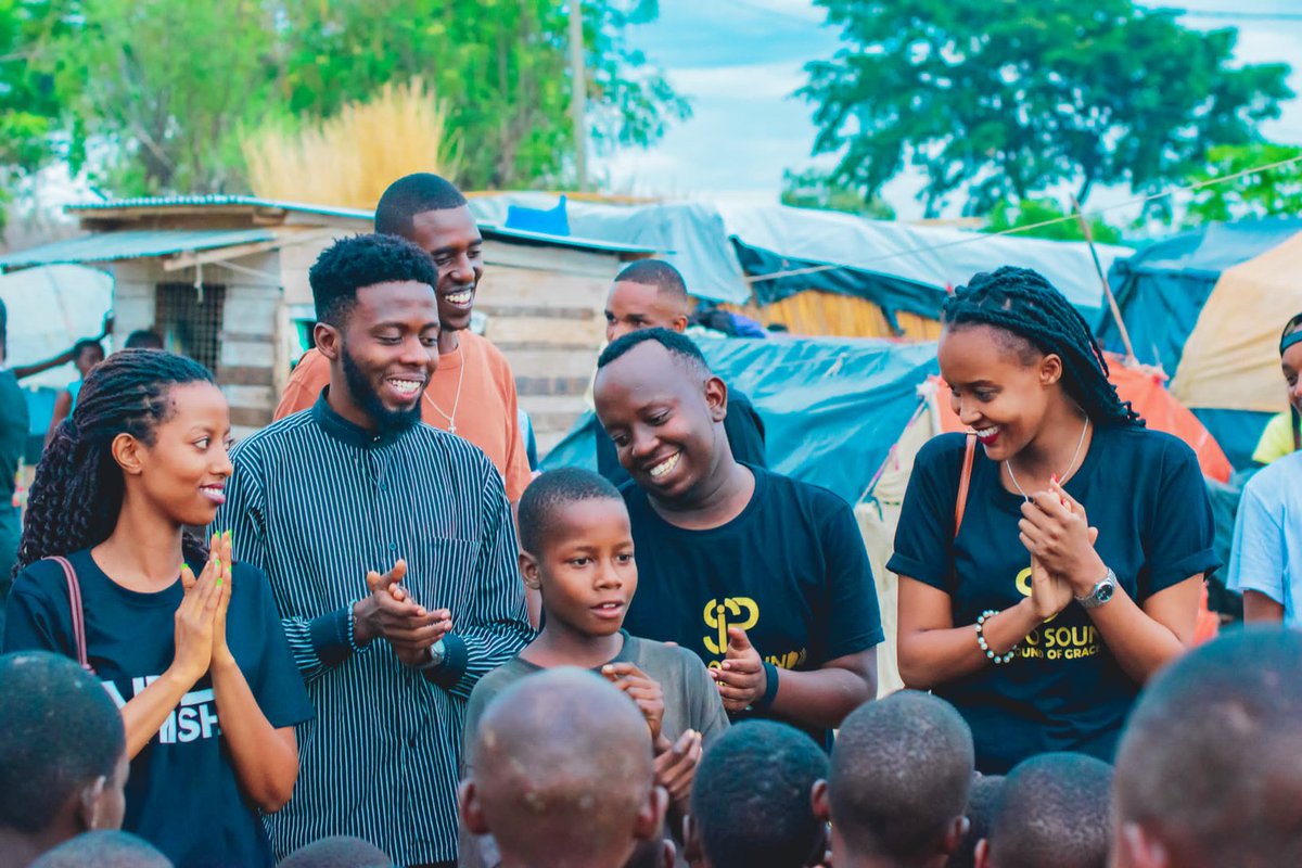 Maniabaegirl's tweet image. @ipendo_sound yarifadikanije na Ndi Inyishu mu gushika ku miryango yahuye n'ibibazo mu gatumba

Abana bararonkejwe imipira y'imbeho,umuryango umwemwe uraronka ihema hamwe n'utundi twa nkenerwa

ndabibutsa ko tickets z'igiteramo zimaze gushoka kizoba le 15/12  muri #LifeCenter 🥳