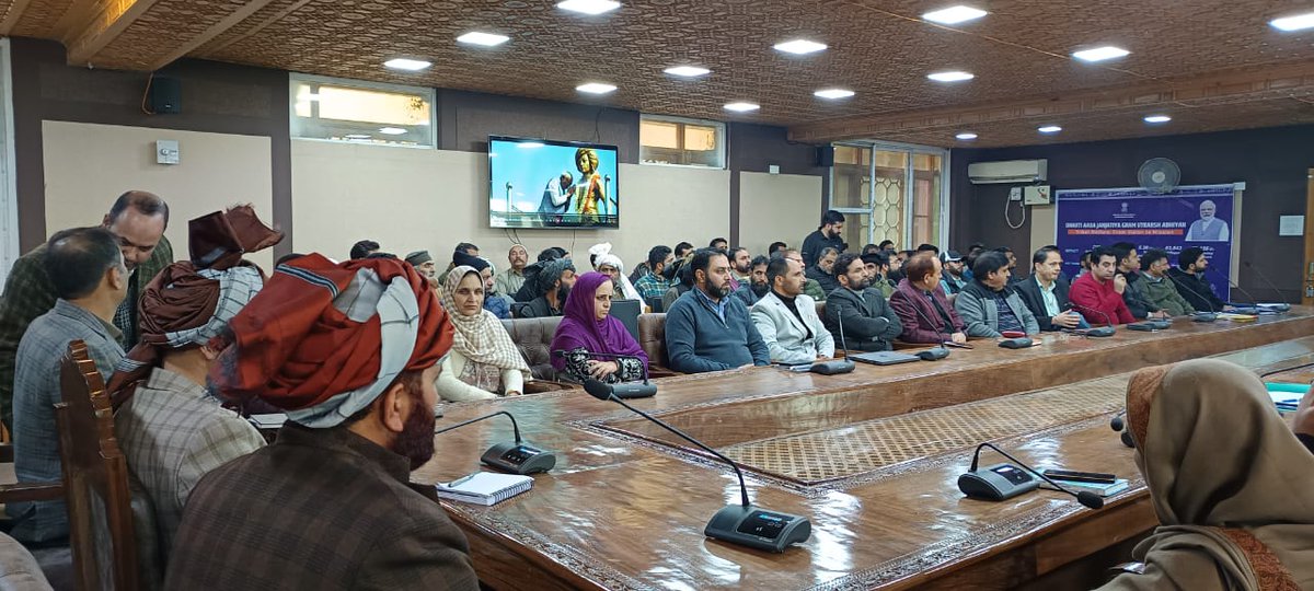 Ch_DanishAli1's tweet photo. Commendable effort by DM Pulwama for hosting an impactful Dharti Aaba Janjatiya Gram Utkarsh Abhiyan event at DC Office Pul. ! A significant step for tribal welfare with great participation from the community.Together, we move forward towards lasting change for tribal empowerment https://t.co/WIxosFa0NJ