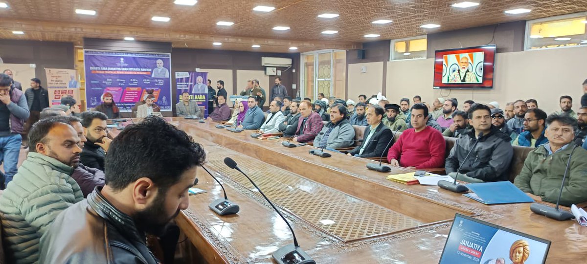 Ch_DanishAli1's tweet photo. Commendable effort by DM Pulwama for hosting an impactful Dharti Aaba Janjatiya Gram Utkarsh Abhiyan event at DC Office Pul. ! A significant step for tribal welfare with great participation from the community.Together, we move forward towards lasting change for tribal empowerment https://t.co/WIxosFa0NJ