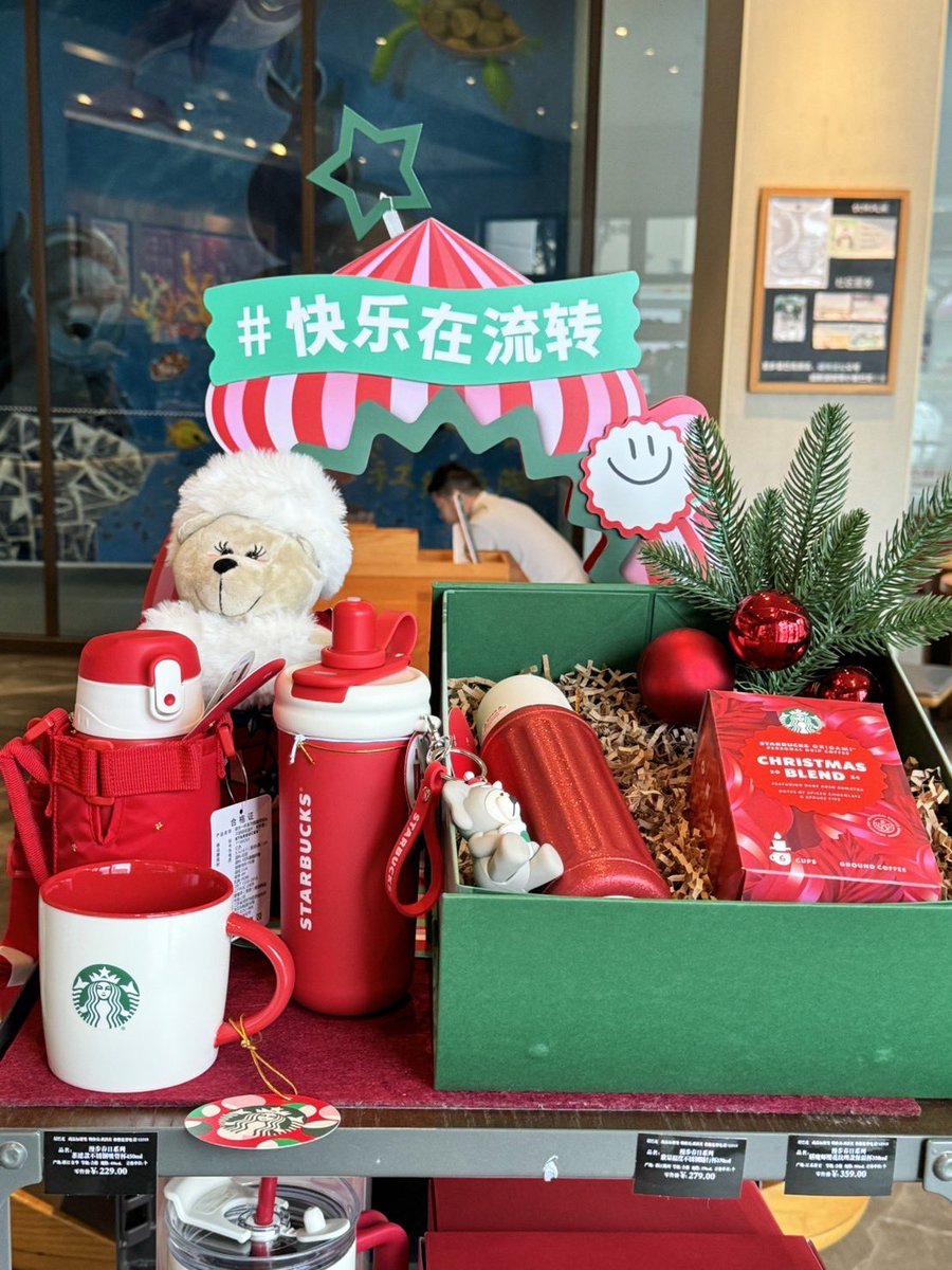 URoom_202006's tweet image. お疲れさまです😊
中国出張中の上司より中国の #スタバ 写真が届きました😆✨フードもグッズも日本のものとは少し違いますね🎄✨白い綿菓子のようなものは、なんとびっくりハンディーマイク🎤😳とっても可愛いくて面白いですね😍
#企業公式
#企業公式相互フォロー