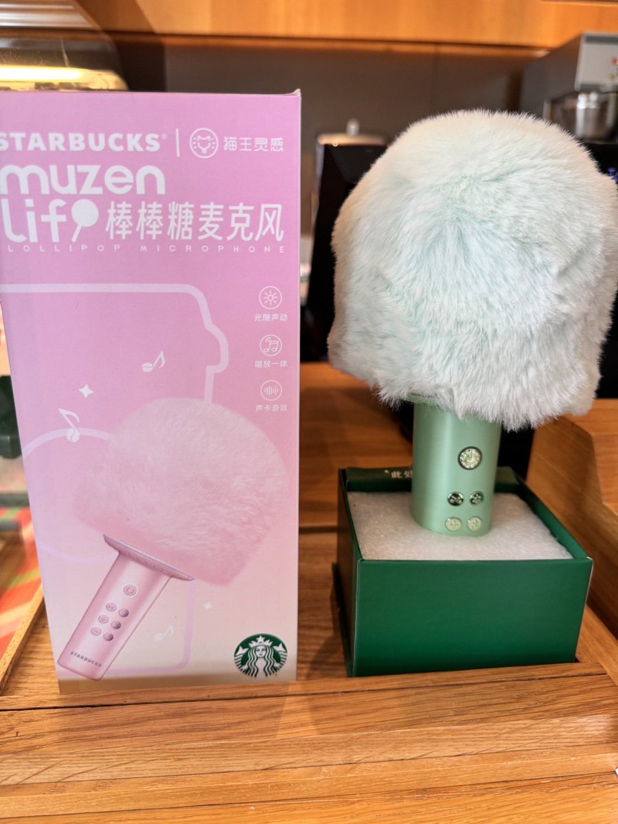 URoom_202006's tweet image. お疲れさまです😊
中国出張中の上司より中国の #スタバ 写真が届きました😆✨フードもグッズも日本のものとは少し違いますね🎄✨白い綿菓子のようなものは、なんとびっくりハンディーマイク🎤😳とっても可愛いくて面白いですね😍
#企業公式
#企業公式相互フォロー