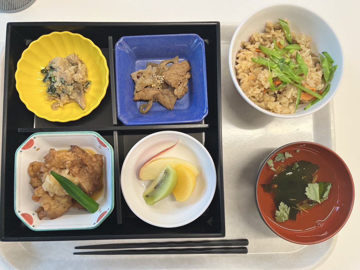 MeatsNext's tweet photo. 本日、久しぶりに内閣府の食堂にてランチメニュー取り組んで頂きました！
ご飯、和惣菜、メイン含めて全てネクストミーツの商品で構成された松花堂弁当となっており、どれも美味しく仕上げてくれました。
#ベジランチ #プラントベースフード #ネクストミーツ #プラントベース和惣菜 https://t.co/pacPk1b9QL