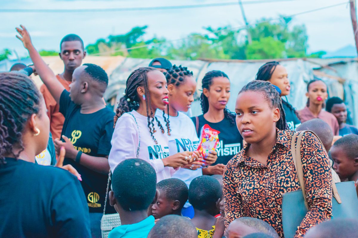 Maniabaegirl's tweet image. @ipendo_sound yarifadikanije na Ndi Inyishu mu gushika ku miryango yahuye n'ibibazo mu gatumba

Abana bararonkejwe imipira y'imbeho,umuryango umwemwe uraronka ihema hamwe n'utundi twa nkenerwa

ndabibutsa ko tickets z'igiteramo zimaze gushoka kizoba le 15/12  muri #LifeCenter 🥳