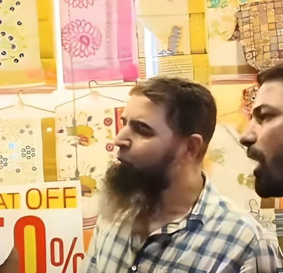 NewsAlgebraIND's tweet photo. BIG NEWS 🚨 Kashmiri Shop owner apologizes for his insulting behaviour towards Israeli Tourists.

Ahammed Rather in Thekkady had asked Israeli Tourist about her nationality.

When she revealed that she was from Israel, he switched the lights off and shouted at the woman.

He said that he would not sell anything to an Israeli.

Panicked woman left the shop. 

Nearby shop owners and merchant association leaders quickly reached there.

Shop owner has been directed to temporarily shut the shop.