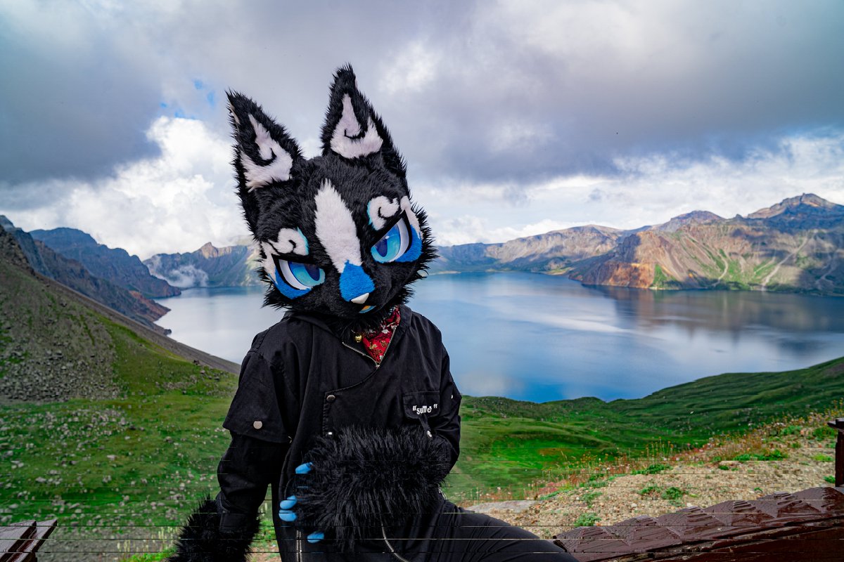 #兽装1000天
DAY100
摄于长白山天池，感谢塔卡拍的这么好看，用来作为毛千的一个里程碑
📸：<a href="/Taka0919511/">Taka</a>
🌙：<a href="/MROSEclipse/">星效-Vulptex</a>