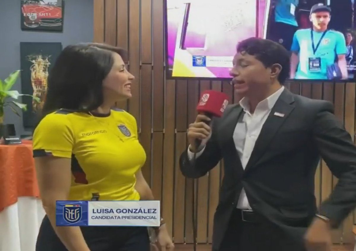 NoemiCabreraCh's tweet photo. ¿Qué dijo Luisa Gonzalez cuando la entrevistaron en la previa del partido?:
1 “Que gane Ecuador” 
2 Pronosticó un 2 a 0 con goles de Enner y Plata 
Y aquí la FEF que ha pasado todos los partidos enfocando a Noboa en el estadio dice que quieren “salvaguardar la neutralidad del fútbol”. Tengan vergüenza