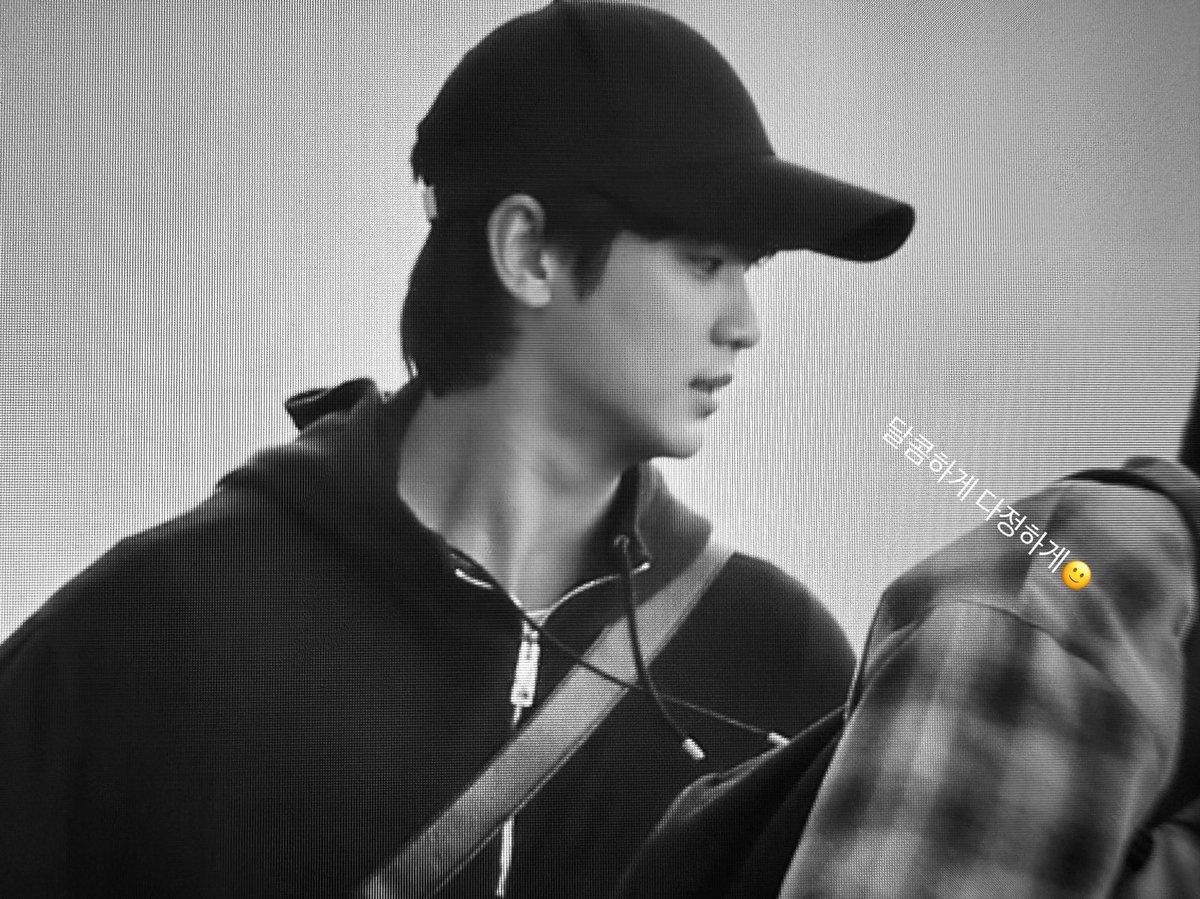 🙃) 241115 인천출국 #김수현 #KimSooHyun 
점점 젊어지는 느낌은 나만의 느낌인가..!!
건강히 잘 다녀와주기(🙂
