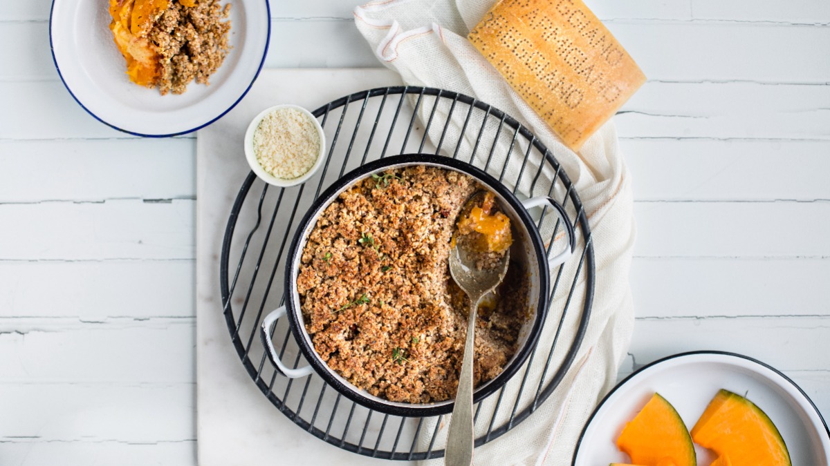 ParmesanAus's tweet photo. Turning leftover pumpkins into something extraordinary 🎃✨ This pumpkin crumble,  with #ParmigianoReggiano, is a cosy twist on seasonal flavours. Savoury, crunchy, and a delicious way to reduce food waste while savouring the season's best ingredients. https://t.co/ywRkrng2DK