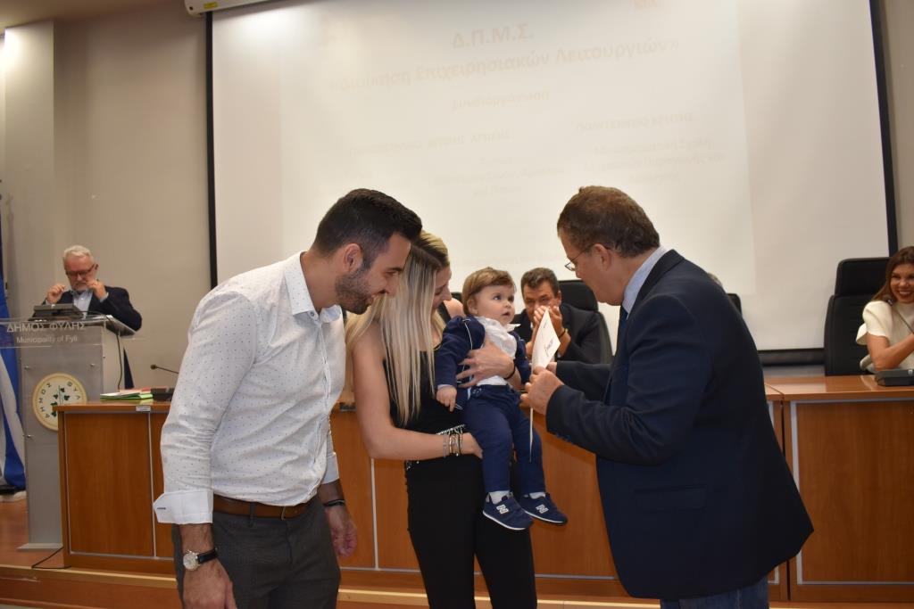 ZEFYRI's tweet photo. 👨‍🎓👩‍🎓στην απονομή των πτυχίων της τέταρτης σειράς σποφοίτων του Μεταπτυχιακού του Δήμου Φυλής με το ΠΑΔΑ. Η μασκότ του Μεταπτυχιακού παραλαμβάνει τα διπλώματα των γονιών του! https://t.co/bXdNow9TzA