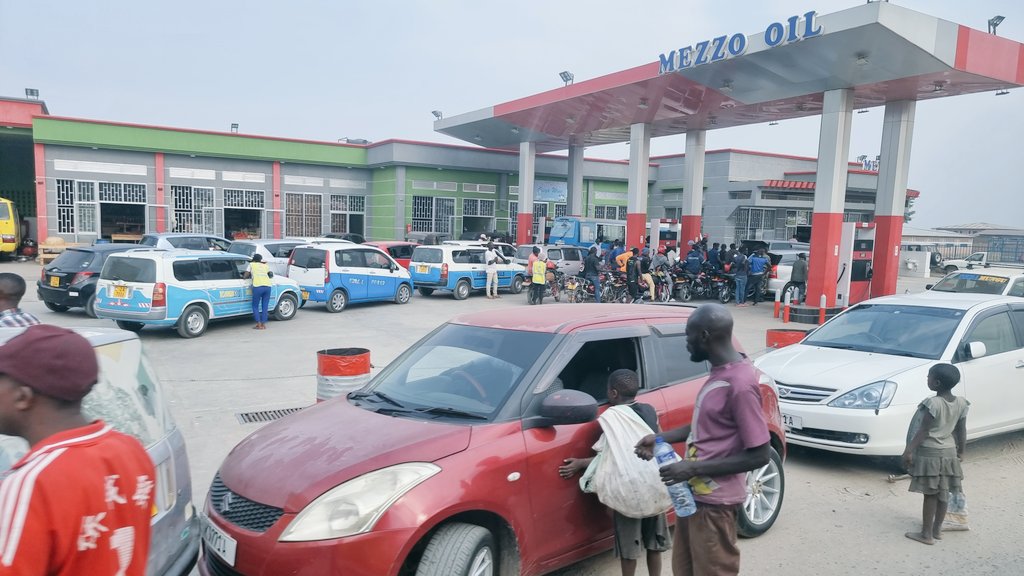 LaNovaBurundi's tweet photo. La vérification du quotas est une condition pour les pompistes avant de servir leurs clients. Ceux dont les voitures ou motos ne sont pas inscrits ne les alignent plus aux stations services dans les différents coins du #Burundi 2/3 https://t.co/DukNRufPf2