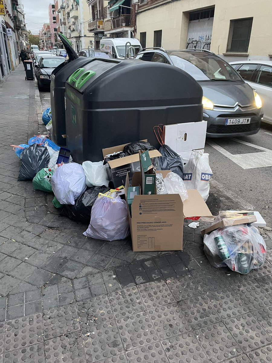 almeideros's tweet image. Usera y sus tradicionales almeideros. #Useratucasa @SoniaCQ, @Mtnezparamo , poned más cartelitos.