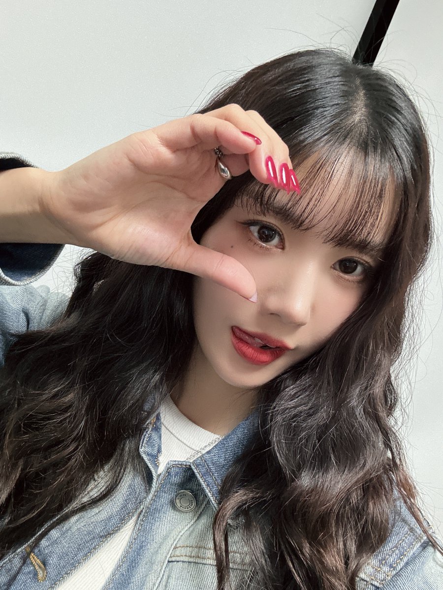 KWONEUNBI's tweet photo. [💡] #루비 여러분!
잠시 후 PM 9:00 iQIYI #StarlightBoys
#은비 가 출연합니다.

[기온별 옷차림]
- 16~12도: 자켓, 가디건, 청자켓, 니트, 청바지
- 11~9도: 코트, 점퍼, 기모바지
- 8~5도: 히트텍, 가죽옷, 기모
5도 이하: 은뱌 붕어빵으로 꼬셔서 들튀하기🐟🍞

#권은비 #KWONEUNBI https://t.co/ce44IaD6mS