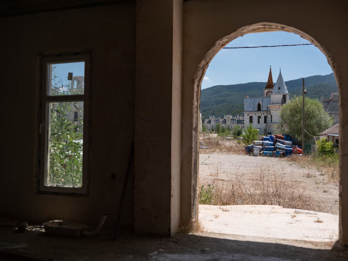 mixdevil66's tweet image. ‘If I had the power I’d destroy the whole thing’: what went wrong with the #ghosttown of #Disney-style castles? A microcosm of #Turkey’s scandal-hit construction sector under Erdoğan theguardian.com/world/2024/oct… cc @Pedro_Torrijos