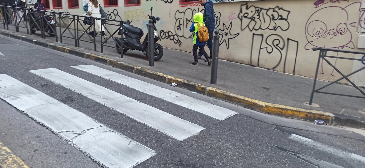 jacquesantoine's tweet photo. @BenoitPayan @SophieCamard @yann_ohanessian @MoniqueRolbert @JulienSoret3 
C'est très espérant de voir le résultat des choix politiques du @PrintempsMRS 
Comment se fait-il que des scooters puissent être garé sur les parvis des écoles plus d'une semaine https://t.co/71XyExvIOo