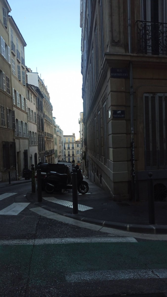 jacquesantoine's tweet photo. @BenoitPayan @SophieCamard @yann_ohanessian @MoniqueRolbert @JulienSoret3 
C'est très espérant de voir le résultat des choix politiques du @PrintempsMRS 
Comment se fait-il que des scooters puissent être garé sur les parvis des écoles plus d'une semaine https://t.co/71XyExvIOo
