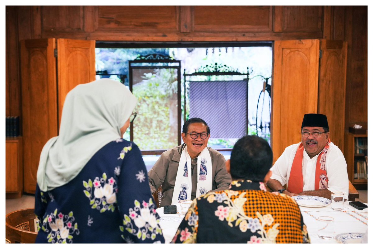 aniesbaswedan's tweet photo. Pagi ini, menyongsong terbitnya matahari, ngobrol soal kota Jakarta dan masa depannya dengan Mas @pramonoanung dan Bang @ranodoelkarno di rumah. Ditemani lontong sayur dan kopi buatan @feryfarhati, bikin percakapan makin hangat dan menyenangkan. https://t.co/a9YZEZjoOe