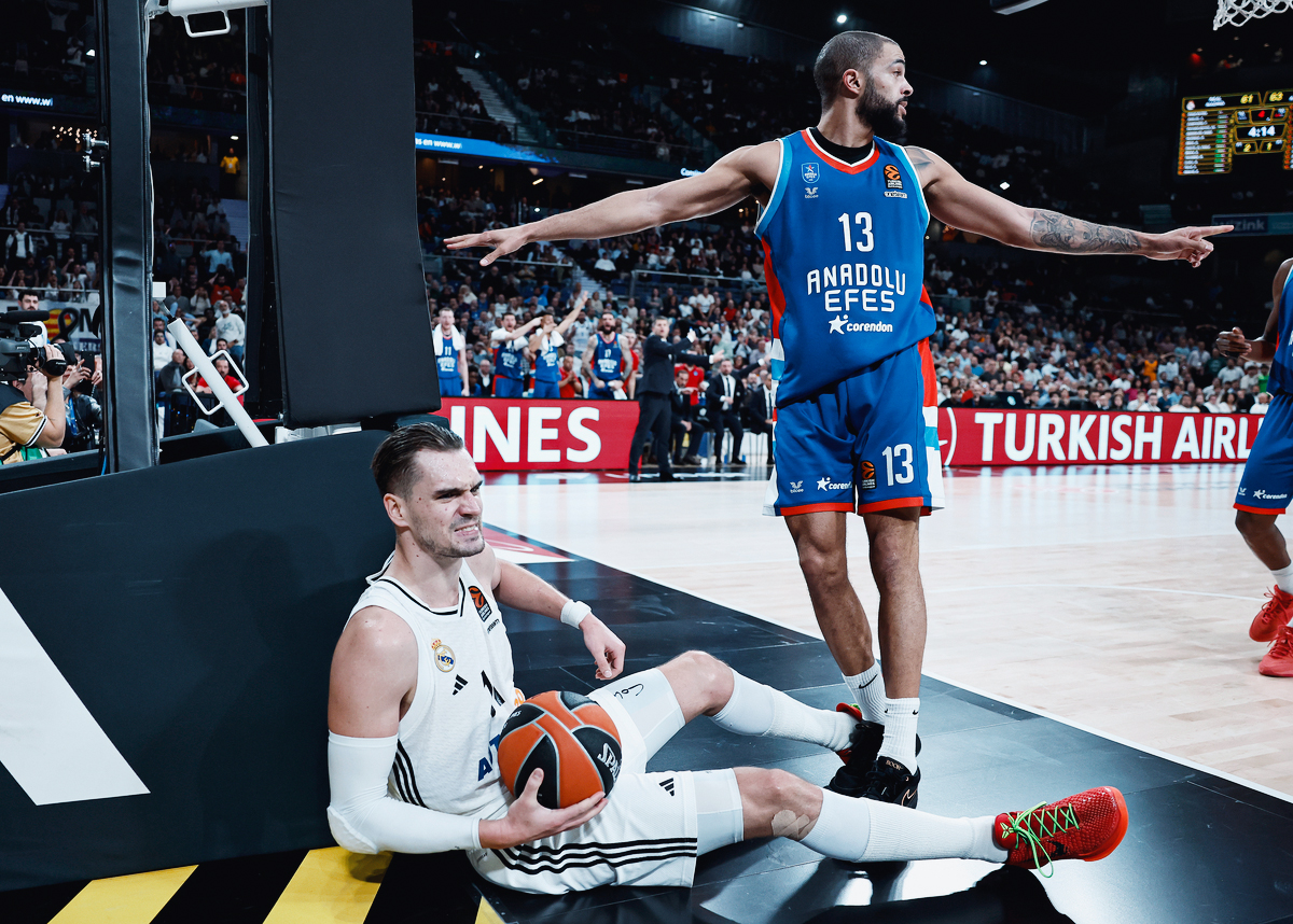 AnadoluEfesSK's tweet photo. 📸 Kırılma anı!

#BenimYerimBurası https://t.co/rZUvmWiHTm