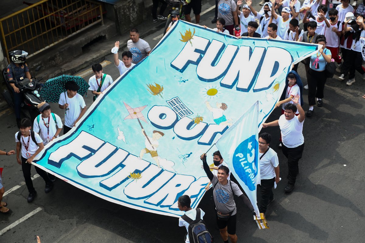 350_asia's tweet photo. LOOK: @350Pilipinas joins Global Day of Action for Climate Justice, demanding rich nations to #PayUp! #COP29 

"We’re not asking for a favor—we’re claiming what’s ours: a future where Filipinos flourish, driven by energy that lifts us, not destroys us.” 

https://t.co/8XTqmD8Itf https://t.co/VpYaqGfdWV