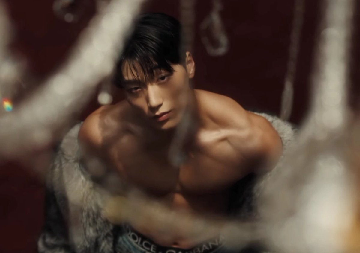 チェ ムキムキ サンをこの角度から見るの新鮮だし、僧帽筋丸見えでいいね