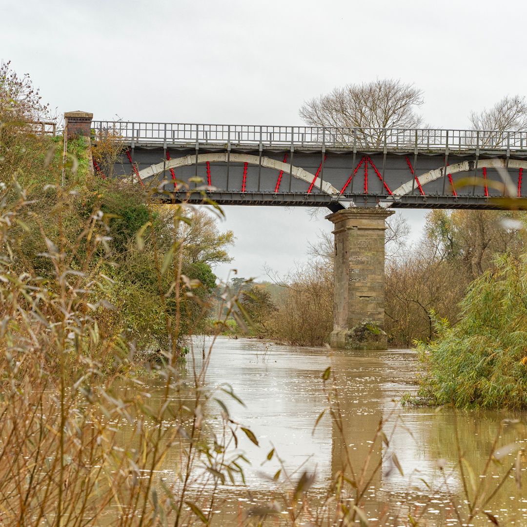 TheParksTrust's tweet photo. Have you ever seen the Iron Trunk Aqueduct? 

Found in #OuseValleyPark, this structure was created to carry the Grand Union Canal over the River Ouse.

There is a tunnel underneath the canal known as the ‘cattle creep’.

Explore Ouse Valley Park ➡️ https://t.co/08nXGsn1Nh https://t.co/49A75k3wYj