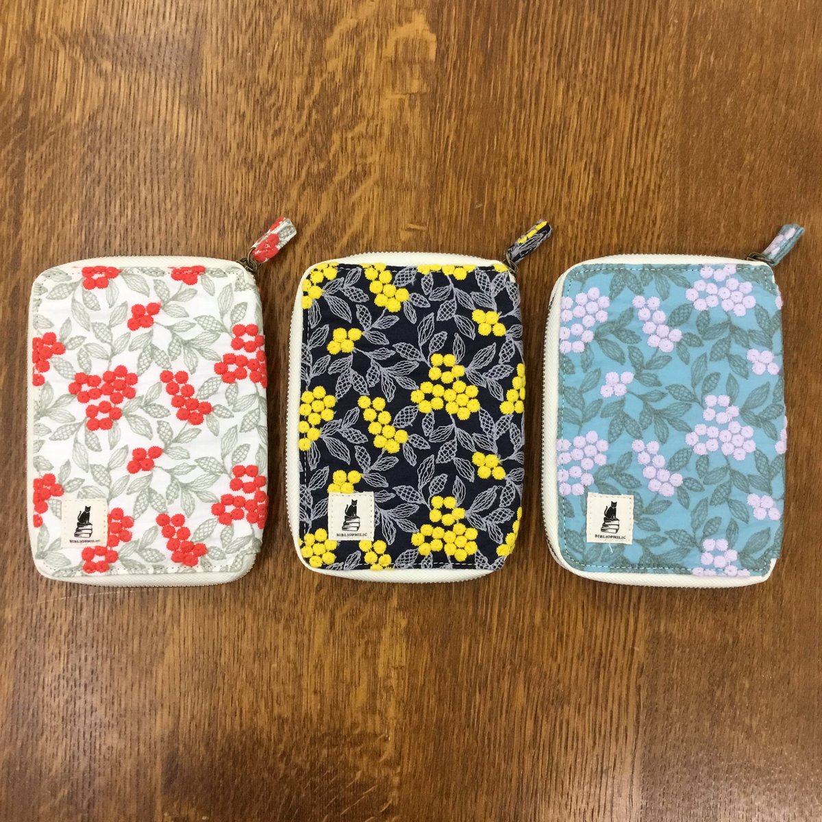 BIBLIOPHILICの刺繍のブックカバーとブックポーチです。一目見て