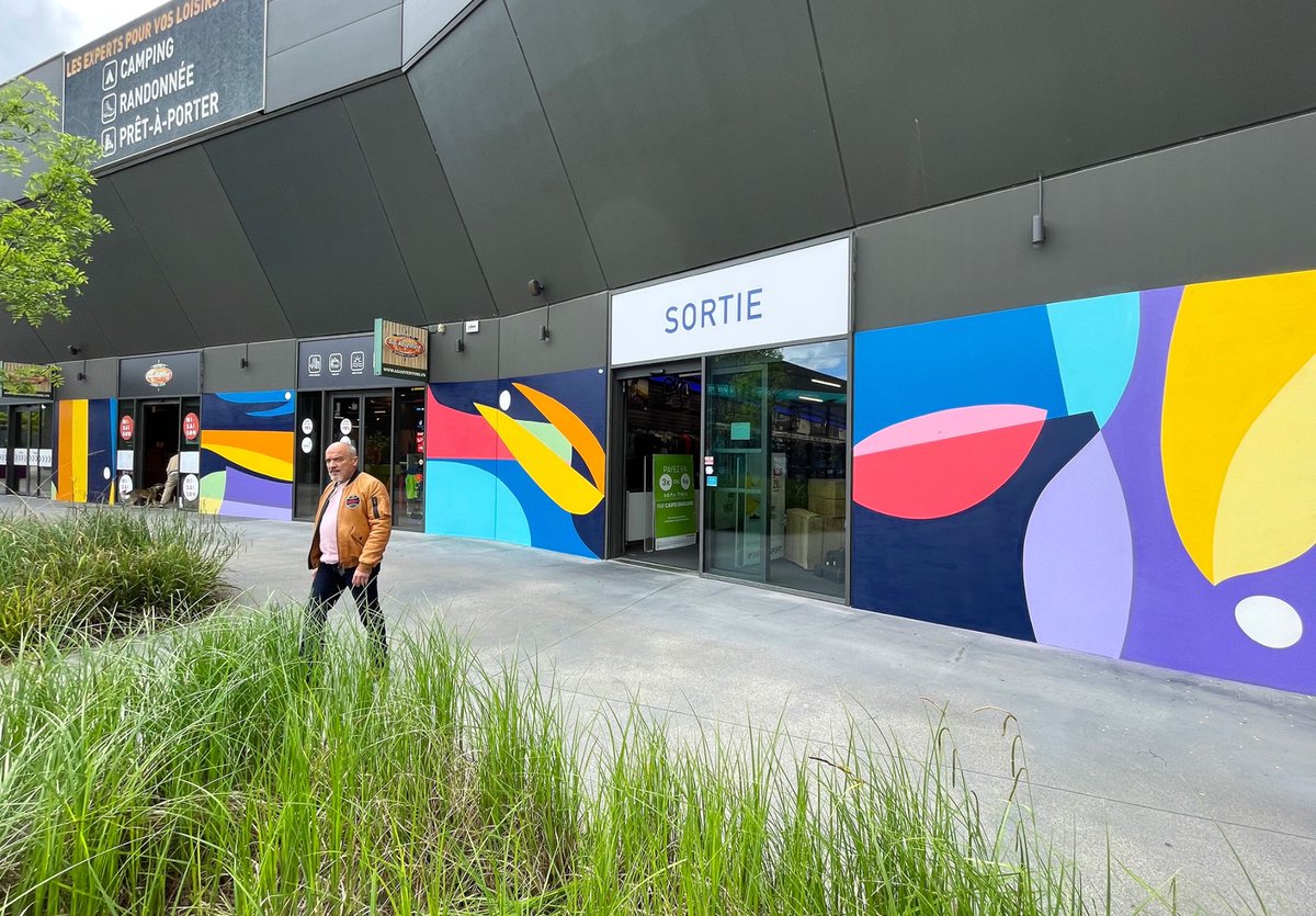 StudiosBastille's tweet photo. La mise en avant d’une devanture de centre commercial souligne l'importance de l'esthétique dans l'attractivité des espaces commerciaux. Une œuvre peut transformer la façade d'un centre en un point focal visuel, attirant ainsi l'attention et créant un environnement accueillant. https://t.co/gxcDclcR3X