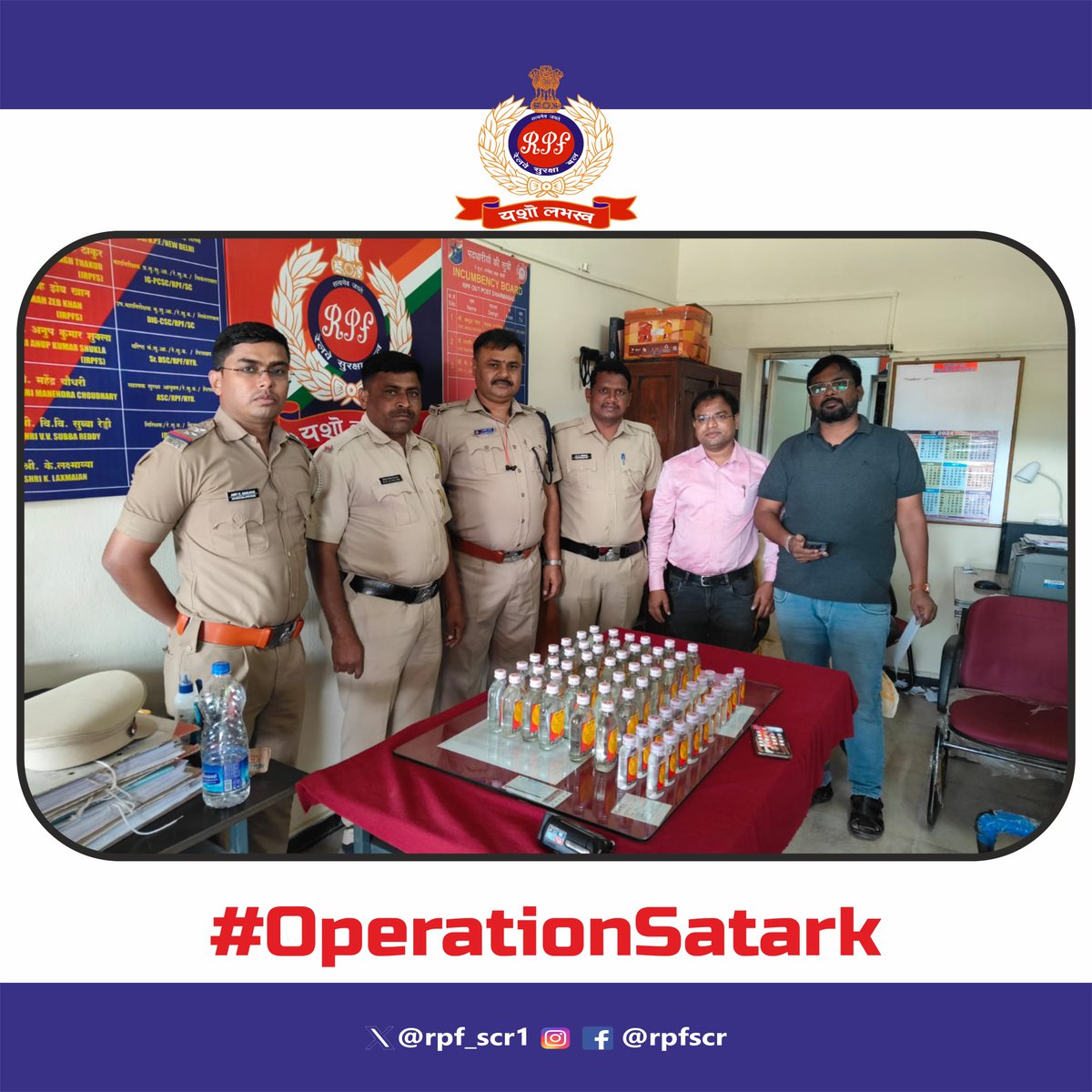 rpf_scr1's tweet image. A suspected carton box caught the attention of #RPF #Nizamabad in a passenger train.  Upon checking, found containing 62 liquor bottles (Desi Daru) transporting illegally. Handed over to #Excise Department for further legal action. #OperationSatark
@RPF_INDIA @RailMinIndia