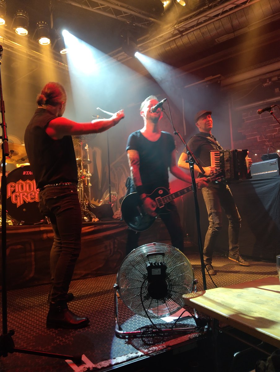 JennyJedoch's tweet photo. Gestern spontan #JennyInConcert
#FiddlersGreen in einem kleinen lauschigen Laden in Bielefeld
Hachz es wurde gesungen, gelacht und getanzt...
Und geschubst und gepogt und so
Und das Knie hat durchgehalten. Ihr glaubt gar nicht wie gut sich das anfühlt https://t.co/LMYGwFyafW