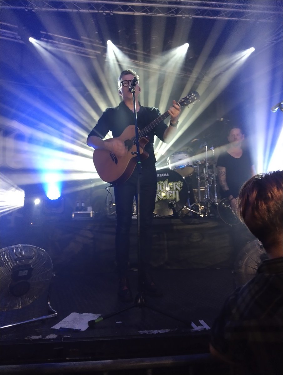JennyJedoch's tweet photo. Gestern spontan #JennyInConcert
#FiddlersGreen in einem kleinen lauschigen Laden in Bielefeld
Hachz es wurde gesungen, gelacht und getanzt...
Und geschubst und gepogt und so
Und das Knie hat durchgehalten. Ihr glaubt gar nicht wie gut sich das anfühlt https://t.co/LMYGwFyafW