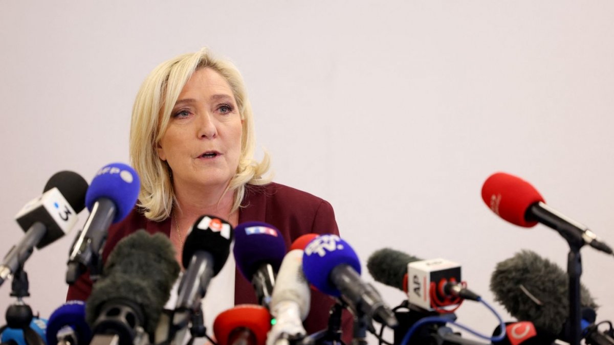 VilainCat's tweet photo. Marine Le Pen : "Quand on est blanc, on a le droit de voler, ce sont les voleurs basanés qui posent problème." https://t.co/087nA11J3G