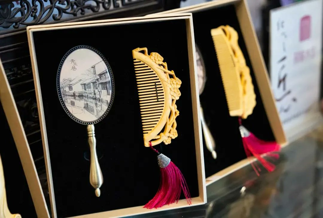 TChangzhou's tweet image. Today I will introduce to you a national intangible cultural heritage, Changzhou comb. Xing Liang, the ninth generation descendant of Changzhou comb, opened a comb museum on Qingguo Lane and collected nearly 500 pieces of combs from the Tang Dynasty.#comb #梳篦