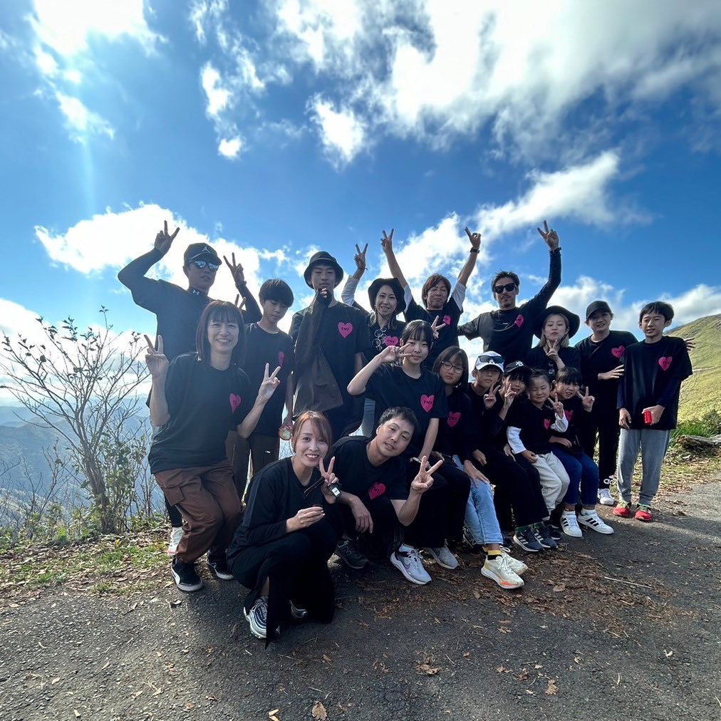infactory_t's tweet photo. お客様着用写真のご紹介です🥰

【白石様】
愛媛県の瓶ヶ森に登山された際の記念写真です🏔🥾
天気も良く、登山後の皆様の笑顔😁最高です❗️
この度は数ある中からインファクトリーにてご製作いただきありがとうございました😭❤️

#インファクトリー #プリントtシャツ #tシャツ #登山 https://t.co/3NQf0aJuOT