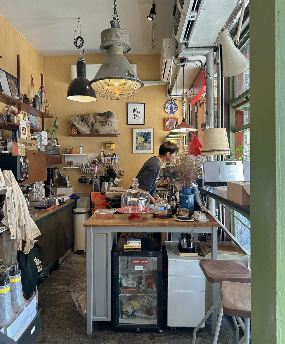 Sumleecafe's tweet photo. 𝐓𝐑𝐀𝐕𝐄𝐋𝐋𝐄𝐑🥤🧳
               คาเฟ่สุดชิค สไตล์วินเทจย่านจตุจักร แถวตึกแดง ร้านจิ๋วๆ น่ารัก vibe ดี๊ดี ฟีลนักท่องเที่ยวมานั่งผ่อนคลาย กาแฟแบบกระป๋อง เก๋ๆ แวะจิบกาแฟหลังออกกำลังกาย คือฟีลกู๊ด
              • mrt กำแพงเพชร exit.1 , bkk 🛵📻 https://t.co/k9M42eFDmi