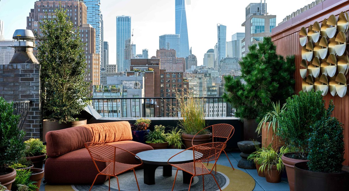 bkkmenuliving's tweet image. ใครมองหาที่พักแบบติดแกลม เราชวนไปเช็กอิน ‘The Manner’ โรงแรมสุดลักซ์ชูรีใจกลางนิวยอร์กที่ให้บรรยากาศแบบ ‘บ้านเพื่อนเทสต์ดี’ ที่มีเจ้าของเป็นคนไทย !
.
Photo By The Manner
.
#bkkliving #wheretostay #themanner #sansiri #soho #newyork