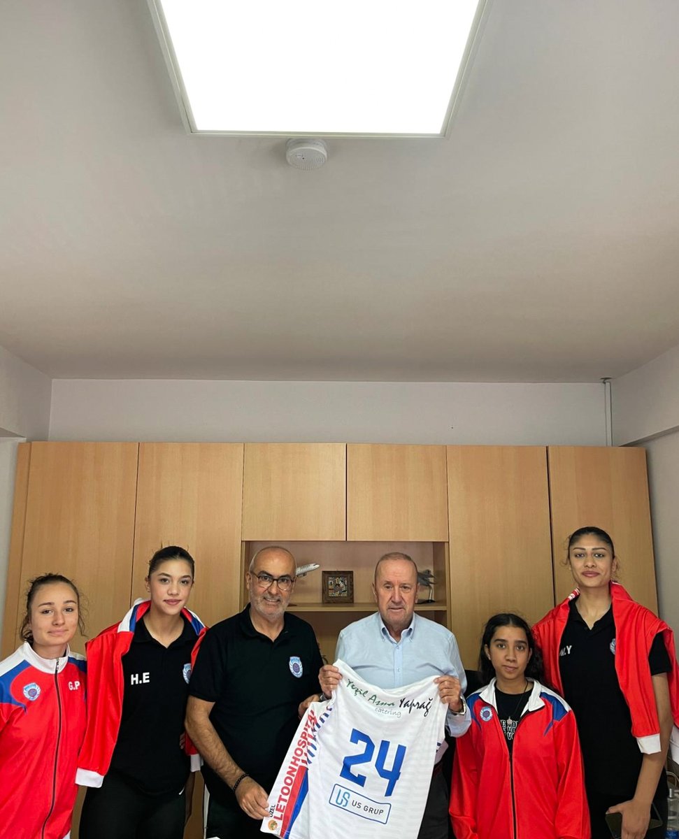 FethiyeSk's tweet photo. Fethiye Voleybol Sk olarak, sağlık sponsorumuz Letoon Hastanesinin kurucusu Hasan Beyi ziyarette bulunduk🙏🏻 Spora ve sporcuya verdikleri değer ve destekten dolayı sevgili Hasan beye , ekibine ve çok değerli sağlık personeline teşekkür ederiz💙❤️🙏🏻 https://t.co/cXR8icYlug