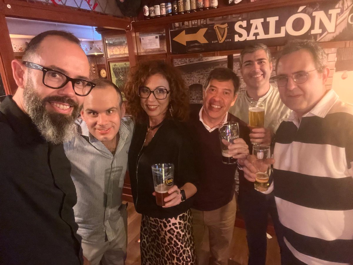 ConchiLillo's tweet photo. Un año más celebrando las fiestas de ciencias con mis colegas y amigos/as docentes de la #FacultadDeBiología @usal. Para otro año deberíamos dejarnos de santos y celebrar el #DíaDeDarwin 😅Otro año más (y van 2) que Almudena y yo coincidimos con el outfit, sin haberlo acordado 😂 https://t.co/J0Gw4GLFx4