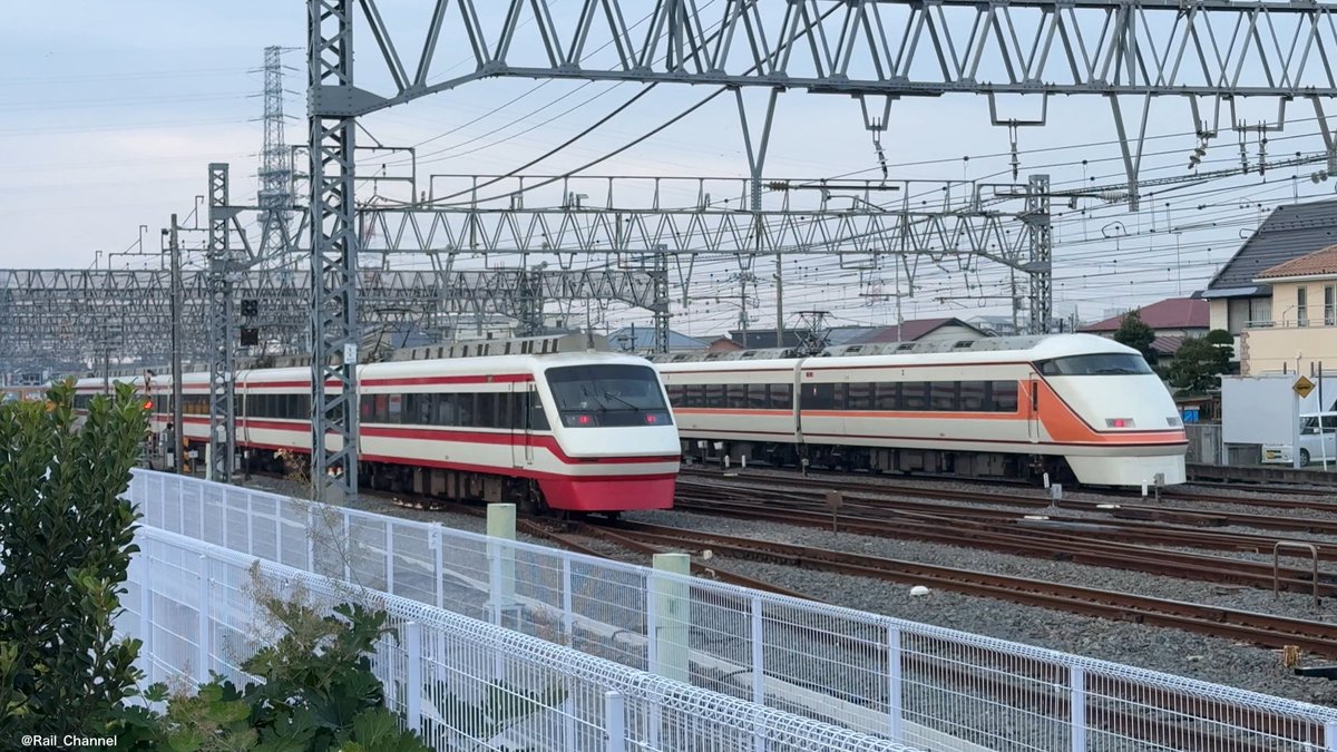 Rail_Channel's tweet photo. 2024.11.15
#108F 遠足臨を #206F #りょうもう 19号が追い抜いていく。なかなか見れないシーンかも？ 10/18にも見てるけど、その時はこうならなかった・・・

#100系 #スペーシア #東武日光線 #200型 #伊勢崎線 https://t.co/lKbc0TjHqf