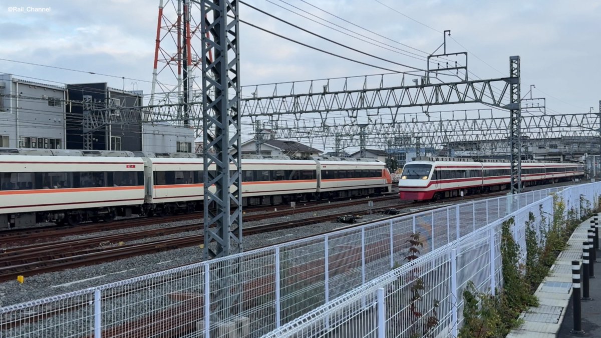 Rail_Channel's tweet photo. 2024.11.15
#108F 遠足臨を #206F #りょうもう 19号が追い抜いていく。なかなか見れないシーンかも？ 10/18にも見てるけど、その時はこうならなかった・・・

#100系 #スペーシア #東武日光線 #200型 #伊勢崎線 https://t.co/lKbc0TjHqf