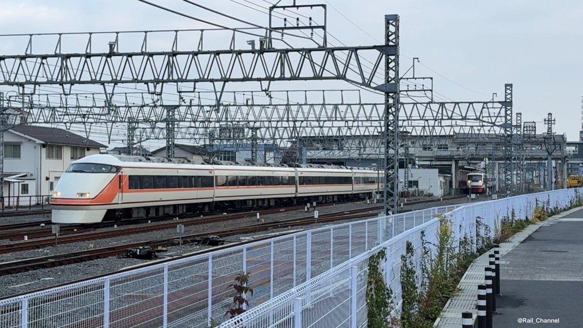 Rail_Channel's tweet photo. 2024.11.15
#108F 遠足臨を #206F #りょうもう 19号が追い抜いていく。なかなか見れないシーンかも？ 10/18にも見てるけど、その時はこうならなかった・・・

#100系 #スペーシア #東武日光線 #200型 #伊勢崎線 https://t.co/lKbc0TjHqf