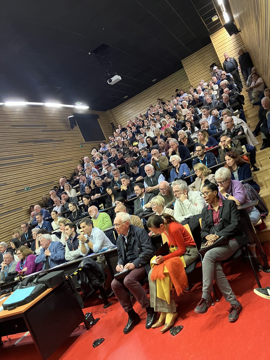 Vous étiez très nombreux hier soir à l’IUT de Béziers pour assister à la conférence sur le transhumanisme et l’intelligence artificielle. Un grand merci à Alain Graesel pour son intervention, qui a su éclairer les impacts de ces sujets sur la société, la santé et l’éthique.

#IA