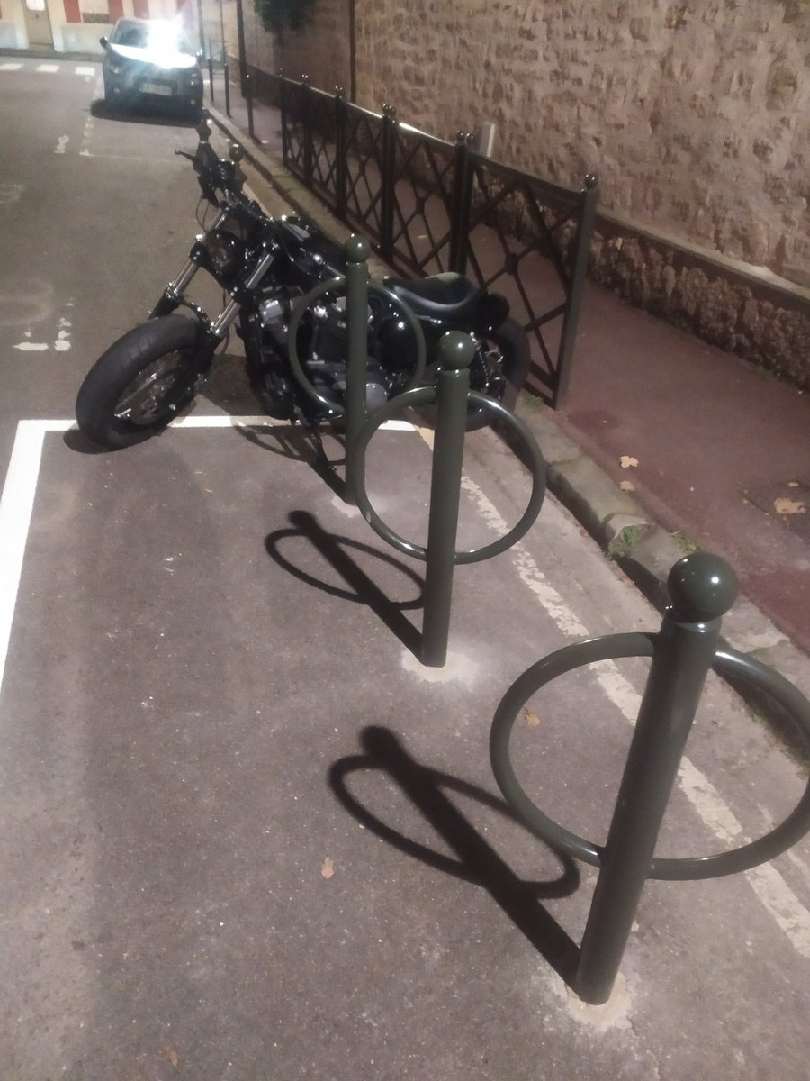 stgermainavelo's tweet photo. Devant l'école Alsace: sitôt posés, sitôt parasités...pourriez vous ajouter un panneau interdit moto/scooter @StGermainLaye pour éviter et verbaliser ce genre d'incivilités? @RasLeScoot https://t.co/ns0pjDQuGX