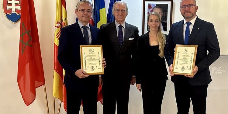 DiplomatinSpain's tweet photo. 🇸🇰Slovak and 🇸🇮Slovenian ambassadors, honorary members of Fundación Carlos III @SlovakiainSpain @SLOinESP 👉 https://t.co/YYl6p3Ro32 https://t.co/jNyPuzQjjd