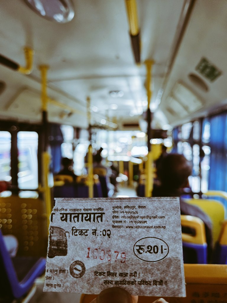 साझा बसमा जो पनि चाड़दछ
किलिन्डरले बीस रूप्याको टिकट काट्दछ  !